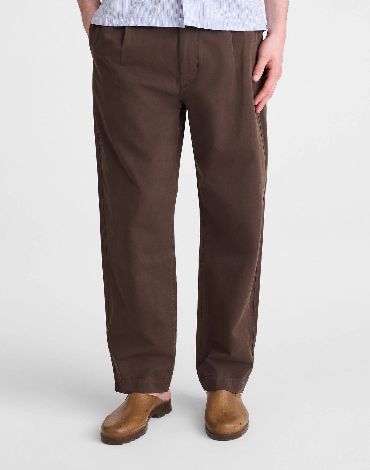 Madewell Pleated Chino Pants in Uniform Twill Chocolate
