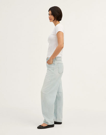 Madewell The Curvy Darted Barrel-Leg Jean in Airy Denim Laguna Wash