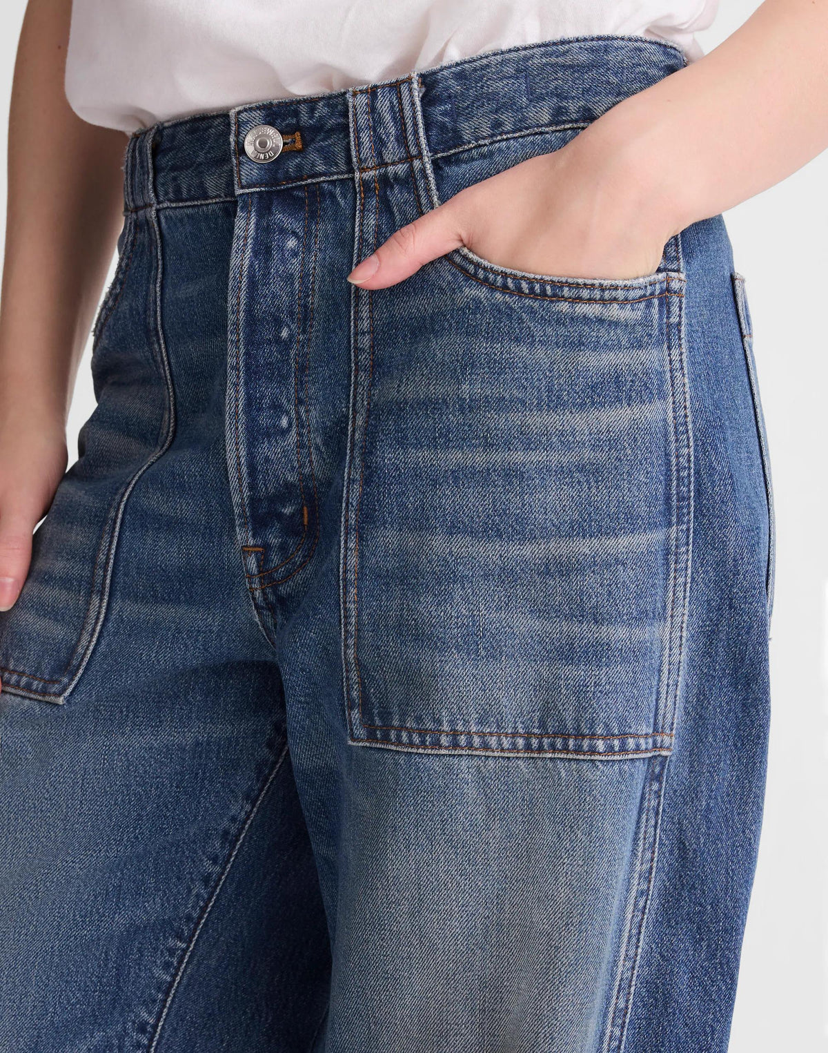 Madewell The Petite Darted Barrel-Leg Jean Irmo Wash