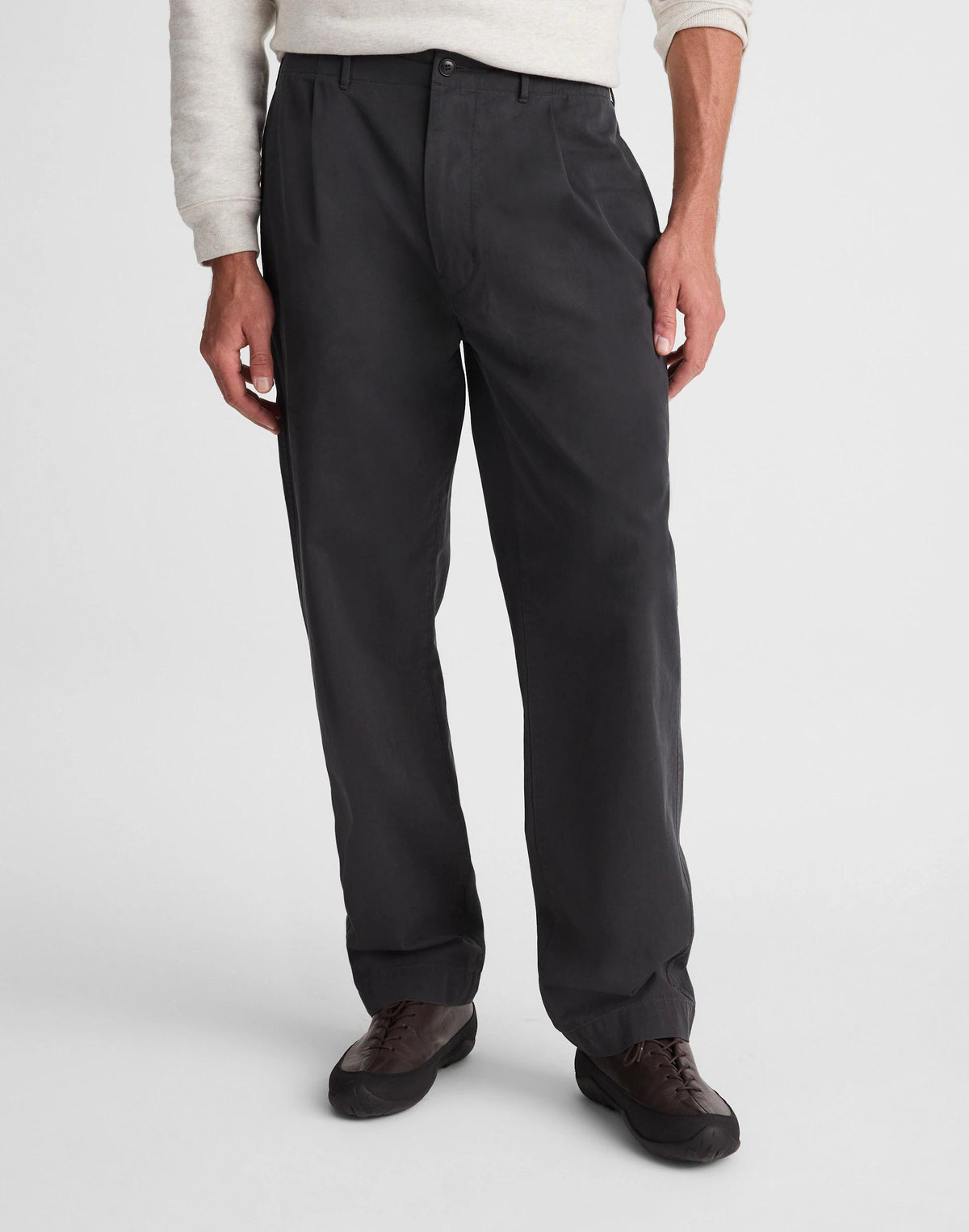 Madewell Pleated Chino Pants in Uniform Twill Pepper
