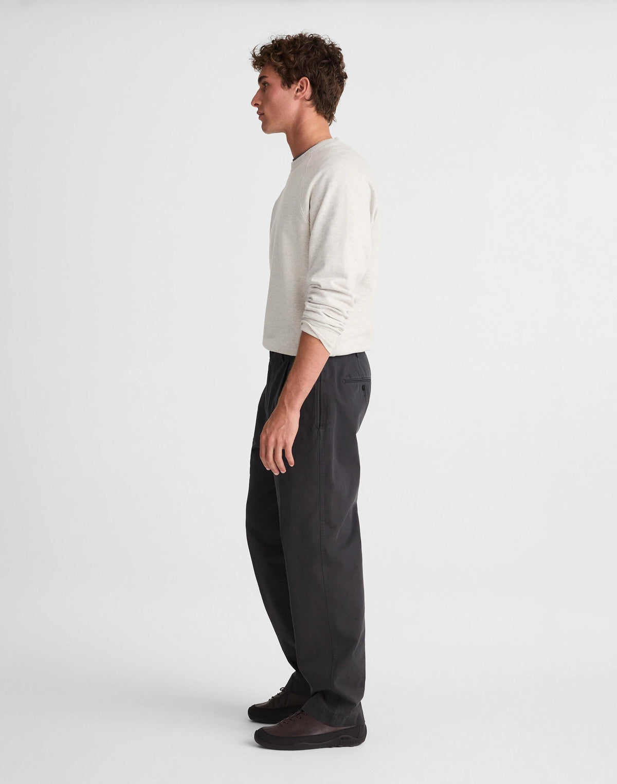 Madewell Pleated Chino Pants in Uniform Twill Pepper
