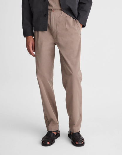 Madewell Pleated Chino Pants in Uniform Twill Dark Driftwood