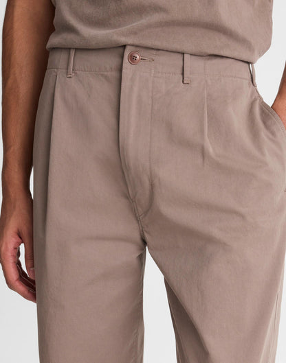 Madewell Pleated Chino Pants in Uniform Twill Dark Driftwood